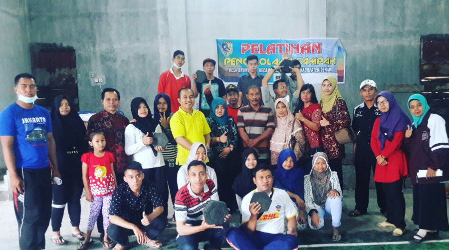 Desa Brumbung Mranggen Demak Ubah Sampah Plastik Jadi Paving Blok Bernilai Ekonomi