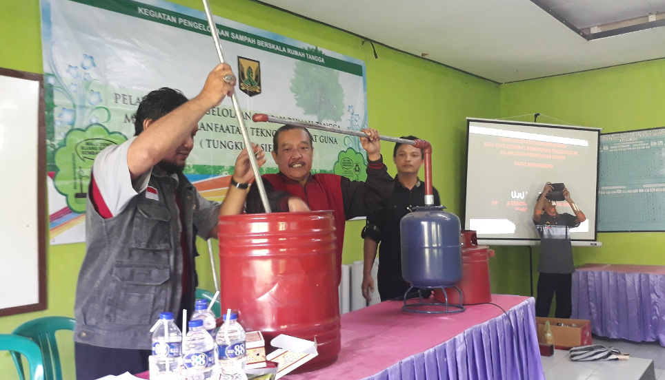 Desa Parungkuda Sukabumi Terapkan Tungku Gasifikasi untuk Ubah Sampah Rumah Tangga menjadi Energi Bersih