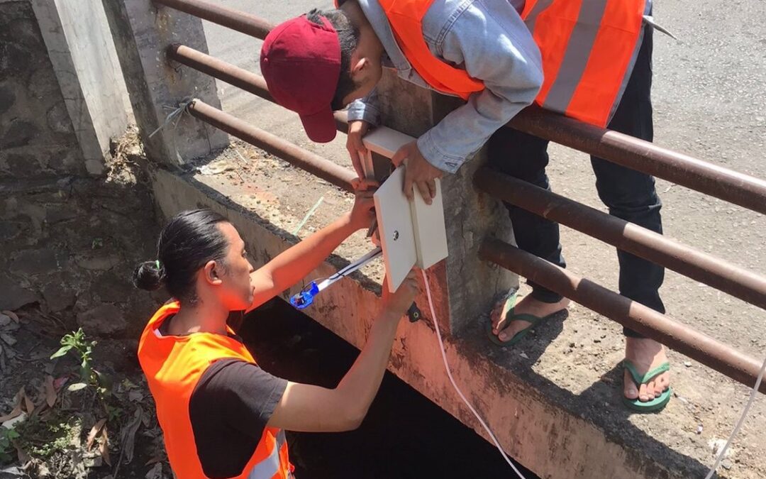 Desa Tambaksumur Sidoarjo Mengadopsi Penakar Hujan dan Pemantau Muka Air Otomatis Berbasis IoT untuk Mitigasi Banjir Permukiman Padat