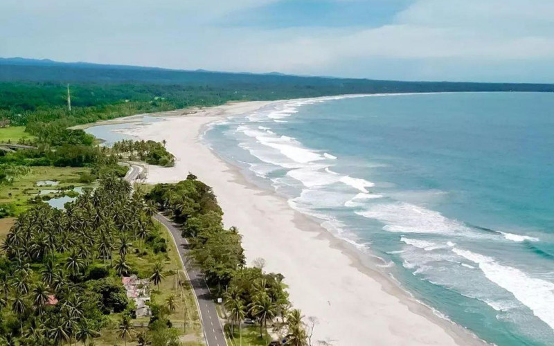Pekon Mandiri Sejati Krui Selatan Pesisir Barat Kelola Pantai Bersih sehingga Perkuat Wisata Selancar