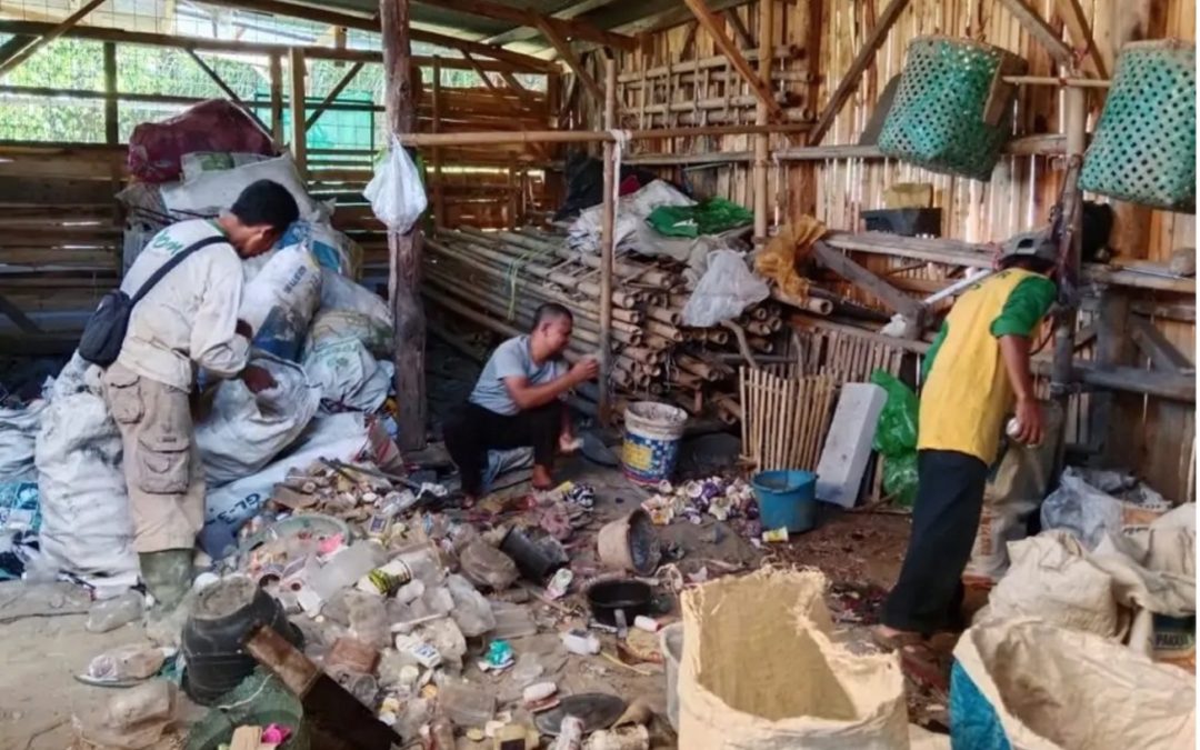 Desa Sugihmukti Kecamatan Pasirjambu Kelola Bank Sampah BSI Tingkatkan Ekonomi Warga dan Bersihkan Lingkungan Pegunungan Secara Mandiri