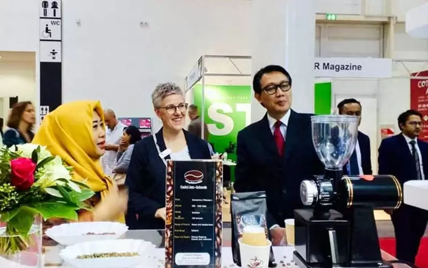 OTL Desa Cilumping Kecamatan Dayeuhluhur Cilacap Kembangkan Kopi Robusta Berkualitas Ekspor dan Tembus Pameran Internasional Hamburg