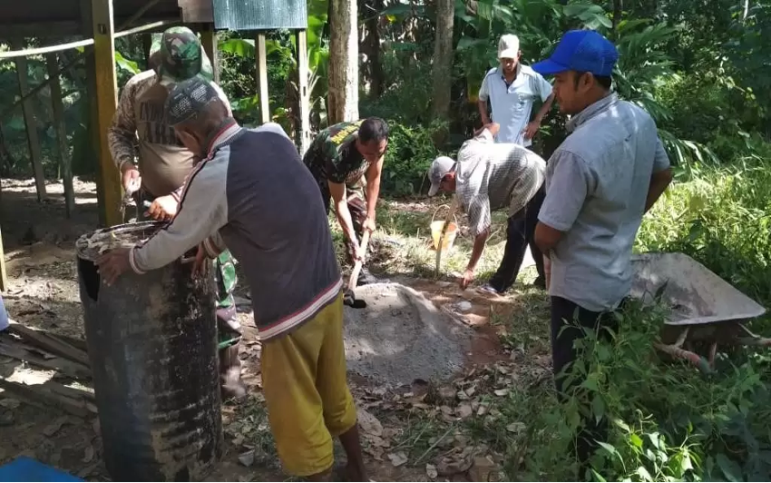 Desa Kalahiang Paringin Balangan Gandeng TNI Bangun 17 WC Gratis Warga Kurang Mampu