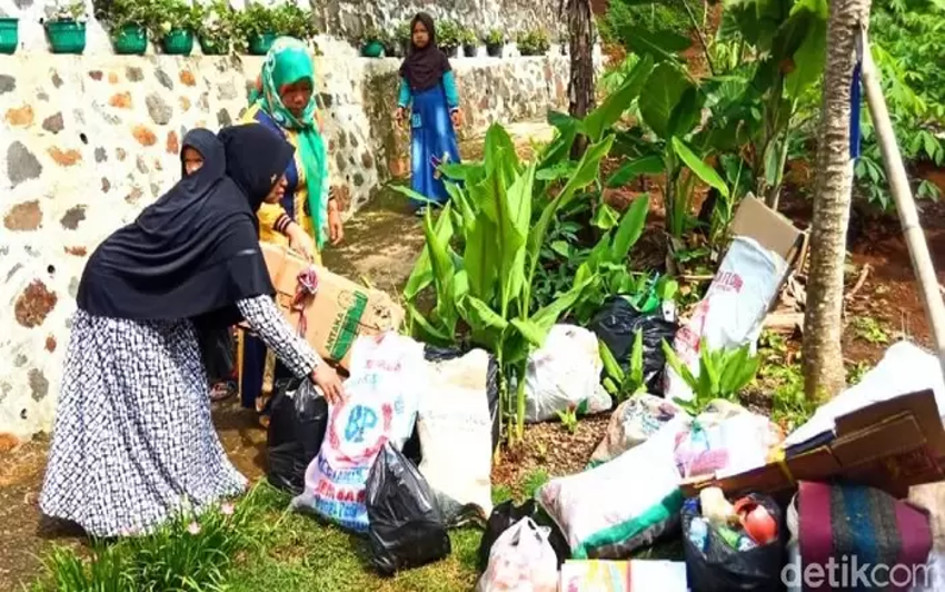 Desa Sukamulya Baregbeg Ciamis Terapkan Bayar PBB dengan Sampah Wujudkan Lingkungan Bersih