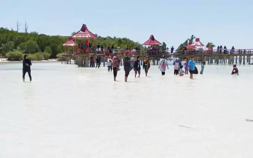 Desa Tenilo Tilamuta Boalemo Gorontalo Sulap Pantai Pasir Putih Jadi Wisata Pulau Ratu Penggerak Ekonomi