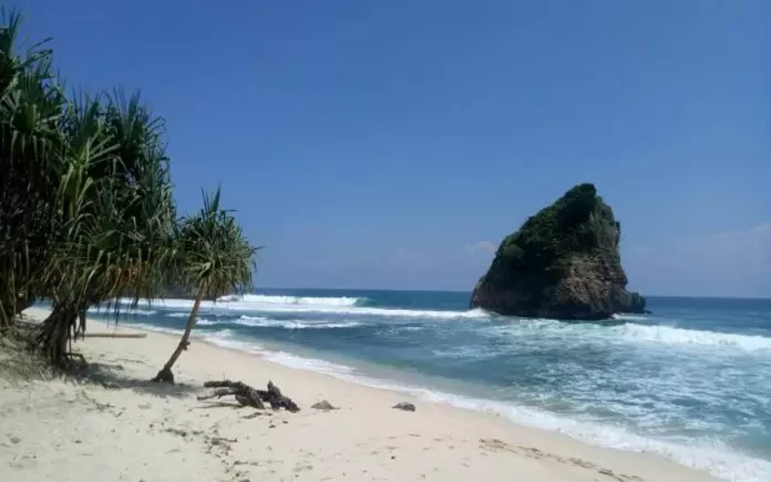 Pemerintah Desa Sindurejo Membangun Jalan Pantai Ngudel untuk Menyejahterakan Masyarakat dan Membangkitkan Ekonomi Wisata Kabupaten Malang